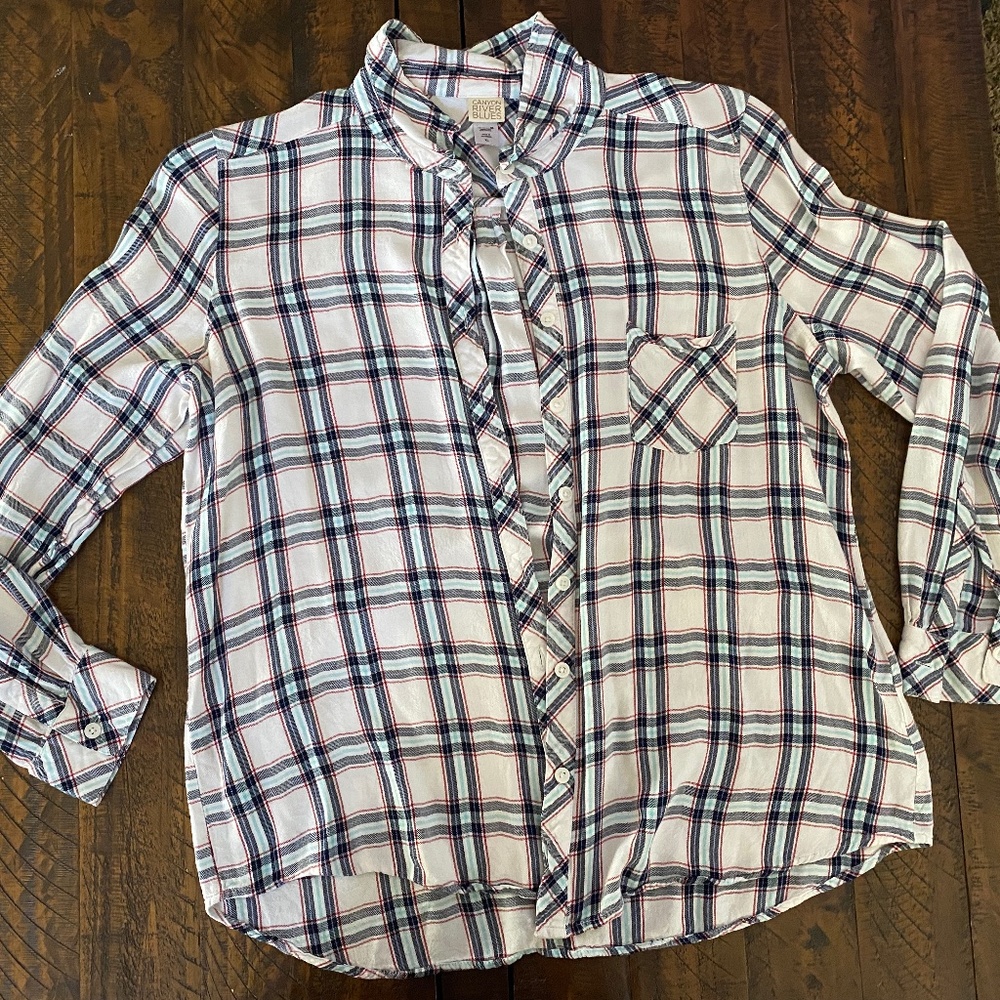 XL Plaid Long Sleeve Button up Blouse!
